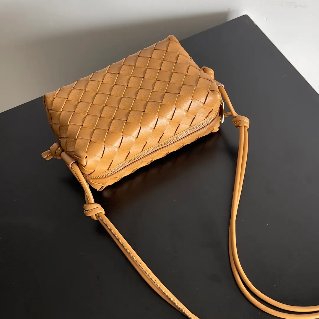 Batch 1560 New version and new color (third generation) 𝗕𝗼𝘁𝘁𝗲𝗴𝗮 𝗩𝗲𝗻𝗲𝘁𝗮———— The latest version of the loop camera bag💥 at the BV King of Cost-Effectiveness counter, large woven texture➕As always, ultra-high-quality lambskin, with zippers and adjustable drawstrings, it is especially suitable for the belly💫It can fit anything, and it is very light in weight. It is suitable for girls of all ages. Size: 17*10*6cm Style number: 723547